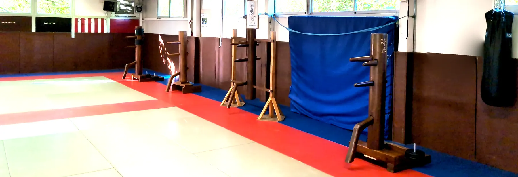 Mannequins de bois (Mook Jong) alignés le long du mur du dojo d'Esvres-sur-Indre, installés pour le stage de Pâques 2026 de l'AWCKF
